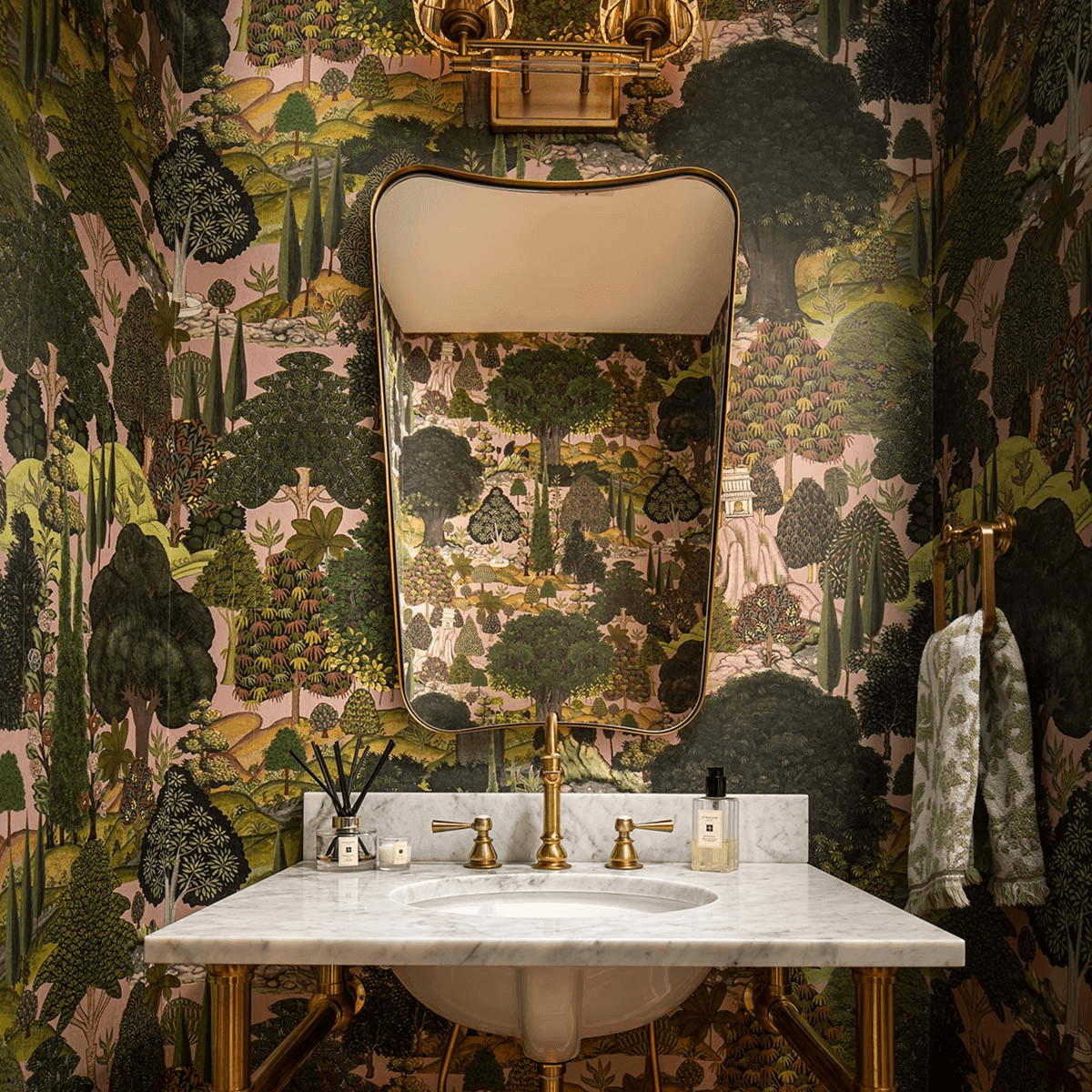 Powder bath with Jardin Sauvage botanical wallpaper